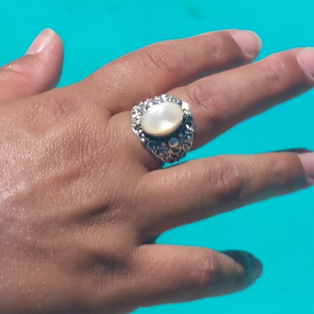 Beautiful Silver Ring - Picture 3 of 5